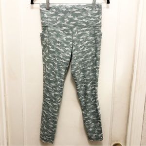 Athleta Salutation Stash Pocket 7/8 ll Tight Green Camo Size Medium